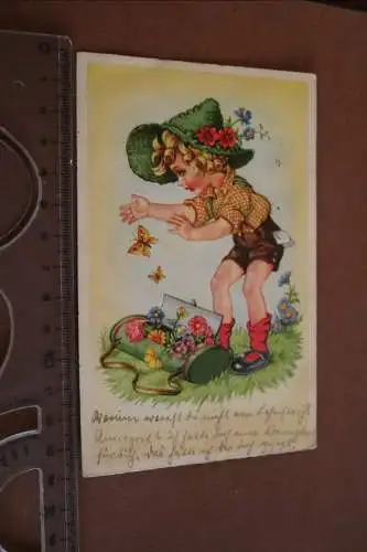 tolle alte Karte  Künstlerkarte - Mädchen ? Lederhose sammelt Blumen 30-40er Jah