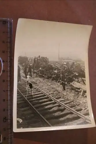 altes Foto  Soldaten Schienensprengung, zerstörte Eisenbahn - Krasny-Bery ???