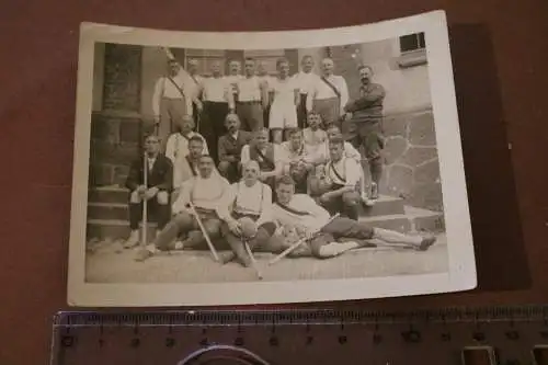 tolles altes Gruppenfoto Sportverein ? Männer mit Schärpen und Sportsachen