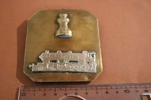 altes  spanisches ?? Abzeichen der Eisenbahntruppen der Armee , Dampflok 4030 ? 