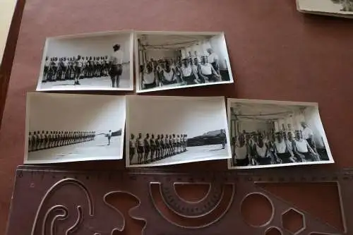 fünf alte Fotos - Gruppe Soldaten in Sportkleidung ? Gefangene ?? 