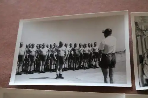 fünf alte Fotos - Gruppe Soldaten in Sportkleidung ? Gefangene ?? 