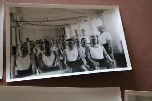 fünf alte Fotos - Gruppe Soldaten in Sportkleidung ? Gefangene ?? 