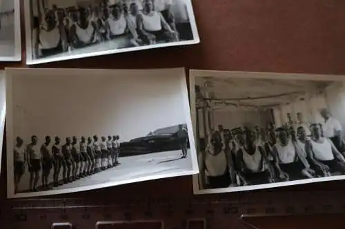 fünf alte Fotos - Gruppe Soldaten in Sportkleidung ? Gefangene ?? 
