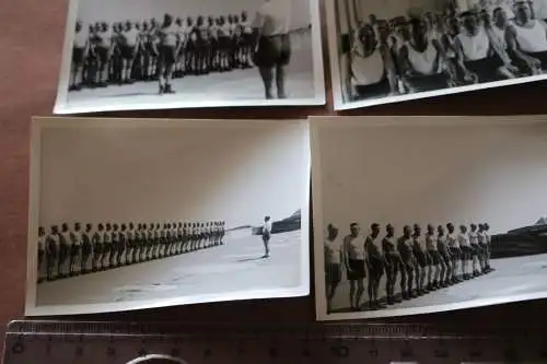 fünf alte Fotos - Gruppe Soldaten in Sportkleidung ? Gefangene ?? 