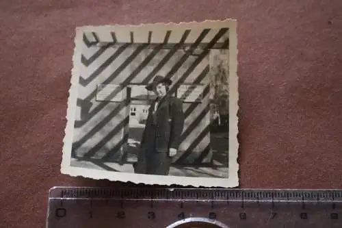 altes Foto - hübsche Frau - Mädel-  Eingang Reserve Lazarett VI - Ort ?1944