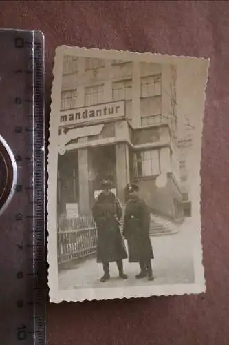 altes Foto - zwei Soldaten vor Komandantur  - Ort ?? 1942