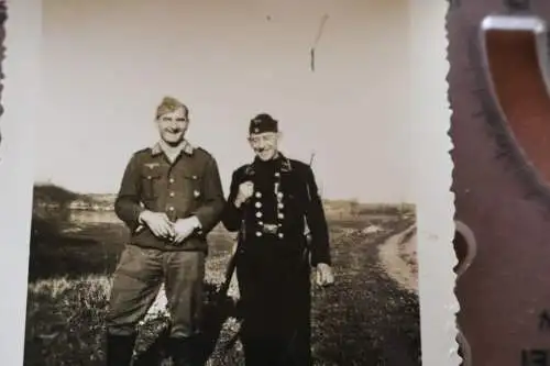 tolles altes Foto - zwei Soldaten Marine und Heer 