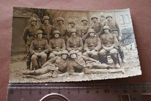 tolles altes Foto - Gruppe Soldaten mit Stahlhelm Holzminden 1941