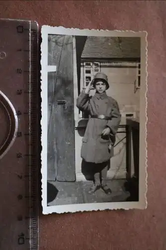 altes Foto - kleiner Junge mit Stahlhelm  1931