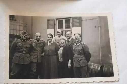 zwei alte Fotos - Gruppe Soldaten - 1941 
