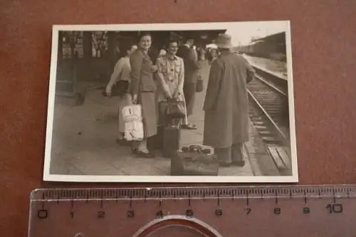 altes Foto - Personen am Bahnsteig - Bahnhof  Ort ??? 