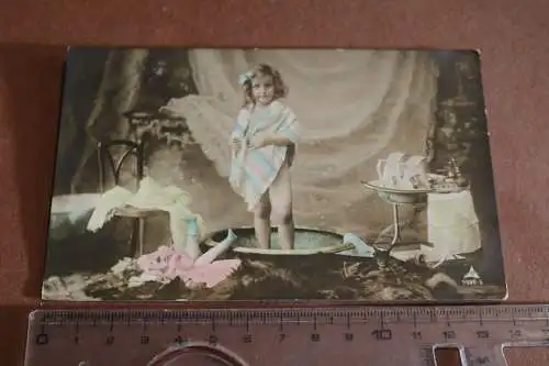 tolle alte Fotokarte - Mädchen mit Handtuch in Badewanne  1908