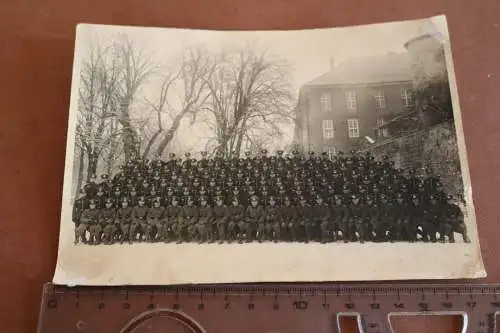 tolles altes Gruppenfoto Soldaten - Ort ?? Kaserne ? Hintergrund 