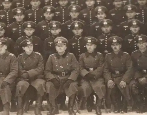 tolles altes Gruppenfoto Soldaten - Ort ?? Kaserne ? Hintergrund 