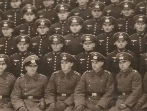 tolles altes Gruppenfoto Soldaten - Ort ?? Kaserne ? Hintergrund 