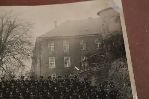 tolles altes Gruppenfoto Soldaten - Ort ?? Kaserne ? Hintergrund 