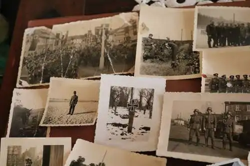 28 alte Fotos eines Soldaten 