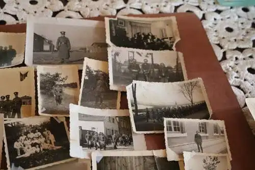 28 alte Fotos eines Soldaten 