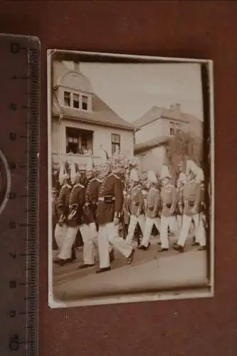 tolles altes Foto - Festmarsch - Soldaten alte Uniformen, Paradehelme - Ort ?