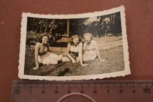 tolles altes Foto drei hübsche Frauen im Bikini 30-50er Jahre 