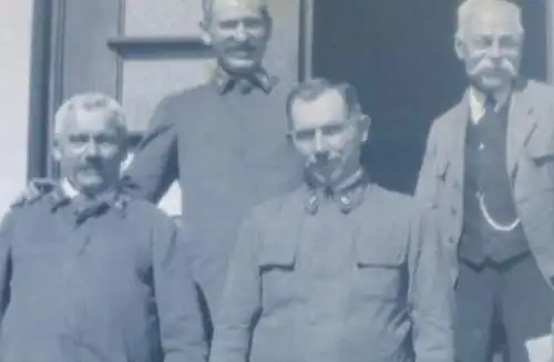tolles altes Negativ - Soldaten ?? Beamte ?? mir unbekannte Uniform 