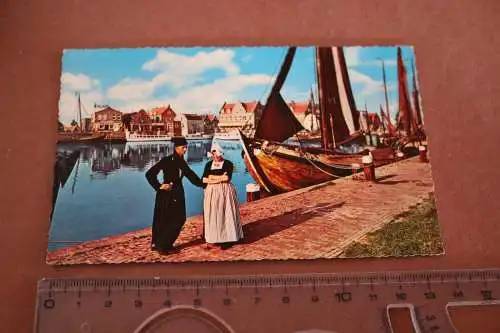 tolle alte Karte  Hafen und Personen in Tracht  - Volendam  Niederlande 