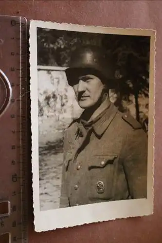 tolles altes Foto - Portrait eines Soldaten mit Stahlhelm 1945