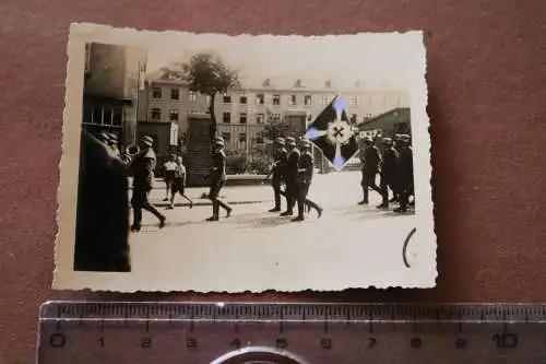 tolles altes Foto - Gruppe Soldaten marschieren vor Kaserne ? Ort ???