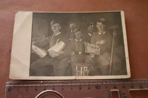 tolles altes Foto - Gruppe Soldaten im Unterstand ??  Pickelhaube Pfingsten 1916