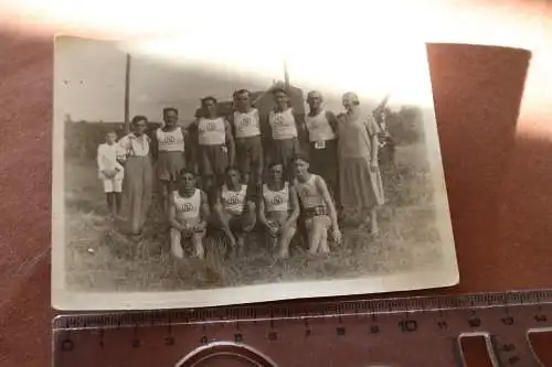 tolles altes Foto - Sportler - Mannschaft - Vereinslogo NI ??? 20-30er Jahre 