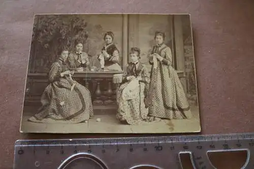tolles altes Foto auf fester Pappe - fünf junge Frauen - Handarbeiten 1880-1900 