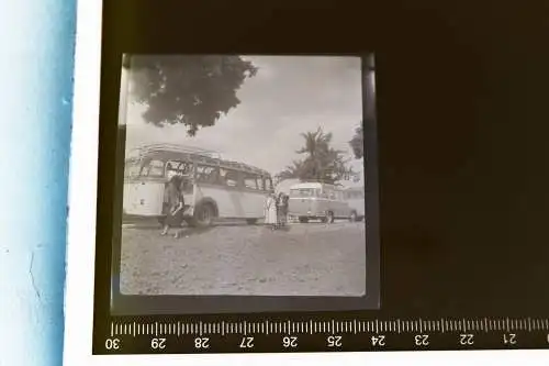 tolles altes  Negativ Oldtimer Reisebus , Bus -  hübsche Frauen 