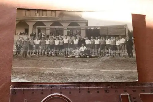 tolles altes Foto - Fussballmannschaften- 20-30er Jahre ? Ort ?? Vereinslogo 