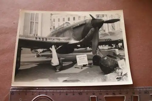 altes Foto - Ausstellung Beutstücke - engl. Jagdflugzeug 