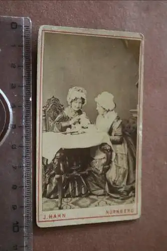 tolles altes CDV Foto - zwei Damen trinken Kaffee - Nürnberg 1950