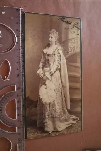 tolles altes Kabinettfoto - Portrait Frau im Kostüm - Schauspielerin ?? signiert