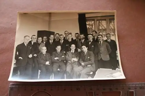 altes Gruppenfoto in der Mitte Offizier der Kriegsmarine - ???? Namen auf Rückse