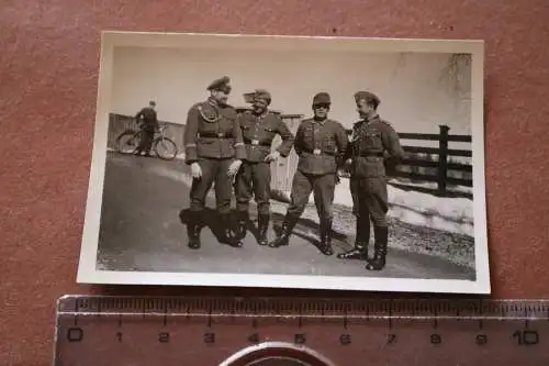 tolles altes Foto - vier Soldaten mit Auszeichnungen - Ärmelschild 