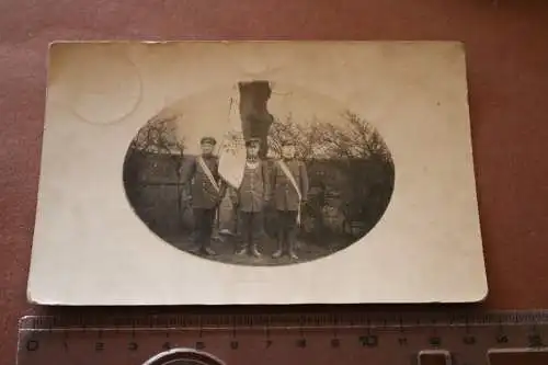 tolles altes Foto - drei Soldaten mit Fahne und Ringkragen - Umgebung Kamen 1916