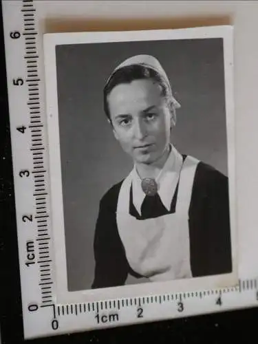 tolles altes Foto - Ausweisfoto ?? Krankenschwester ??  Brosche - Berlin 1947