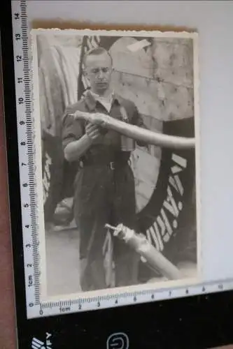 altes Foto - Mann prüft dickes Stromkabel ?? Märker ??? 