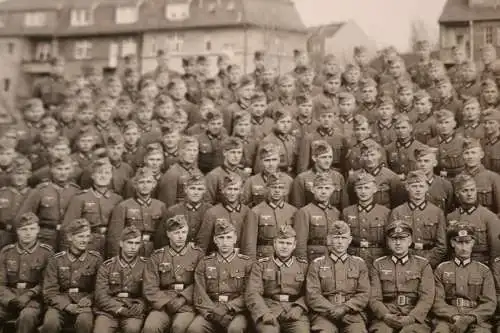 tolles altes Kompanie Foto - April 1940  in der O.U. R  ???