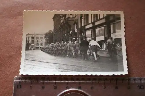  altes Foto - Soldaten marschieren durch eine Stadt Reichswehr  - 1933 Ort ??