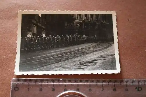  altes Foto - Soldaten marschieren durch eine Stadt - 1933 Ort ??