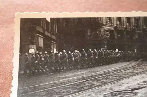  altes Foto - Soldaten marschieren durch eine Stadt - 1933 Ort ??