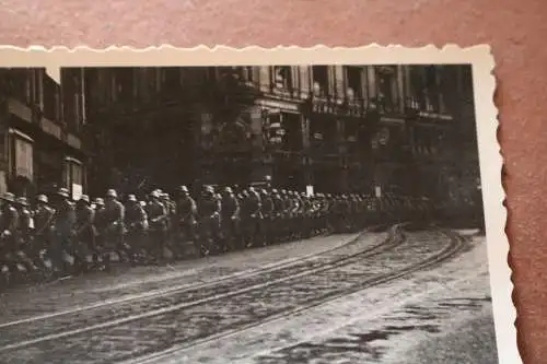  altes Foto - Soldaten marschieren durch eine Stadt - 1933 Ort ??