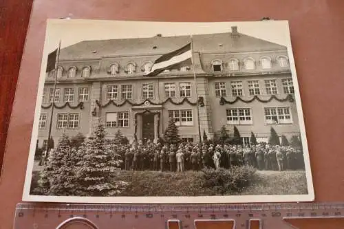tolles altes Foto - viele Menschen vor einem großes Gebäude - 50jähriges - 30-40