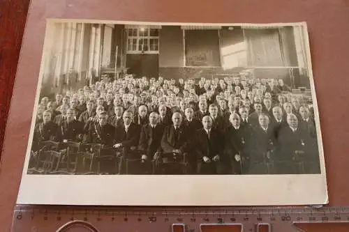 tolles altes Foto - junge und alte Männer sitzen im großes Saal - Feierlichkeit 