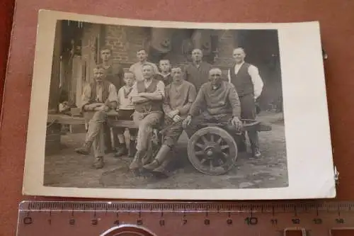 altes Gruppenfoto Arbeiter Kinder - Ort ?? 1910-20 ??